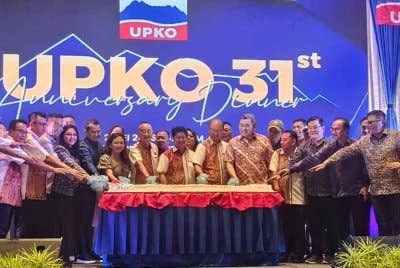 Ewon bersama pimpinan UPKO memotong kek sempena ulang tahun UPKO ke-31 di SICC, Kota Kinabalu.