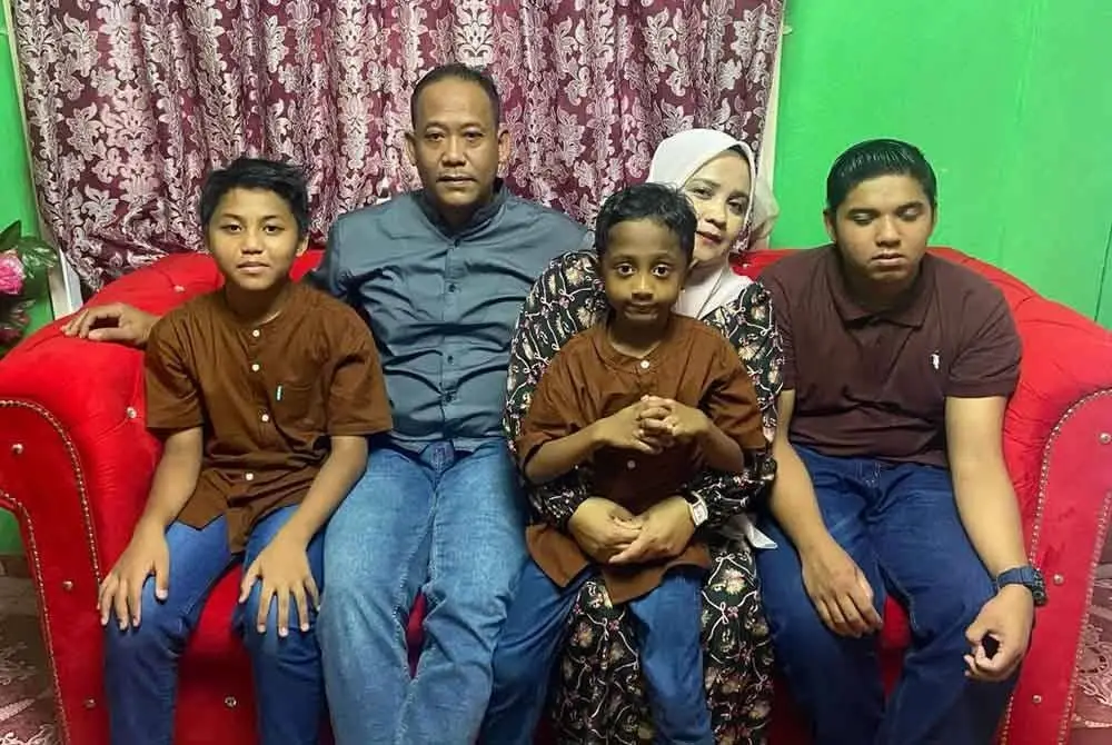 Harris Rayyan (tiga dari kiri di pangkuan ibunya) bersama keluarga menyambut hari raya di Pasir Mas, Kelantan.