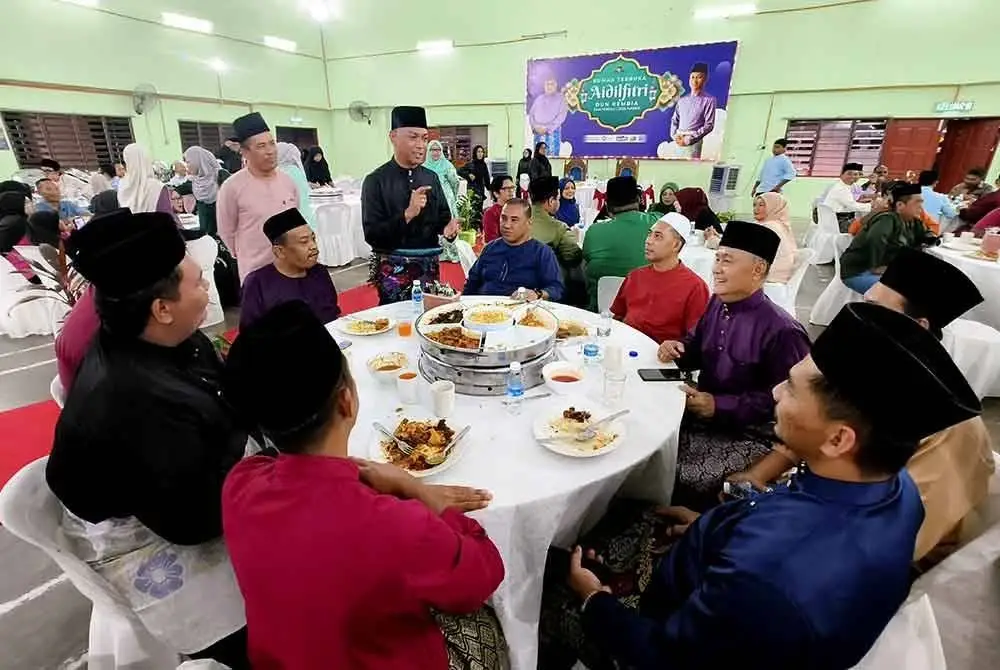 Rumah terbuka hari raya yang merupakan tradisi rakyat Malaysia turut menjadi platform untuk berinteraksi dan membina rangkaian peluang - Gambar hiasan