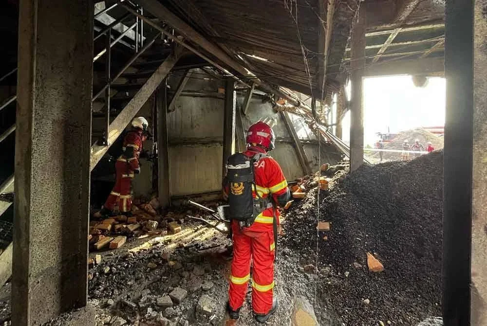 Anggota bomba menjalankan kerja pemadaman selepas letupan steam boiler menyebabkan kebakaran di sebuah kilang sawit pada pagi Sabtu.