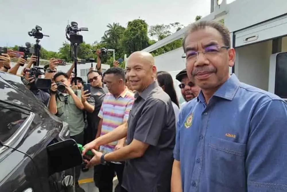 Armizan mengisikan petrol RON97 di sebuah kenderaan sebagai gimik pelancaran produk RON97 di Stesen Minyak Petronas Kimanis, Papar.