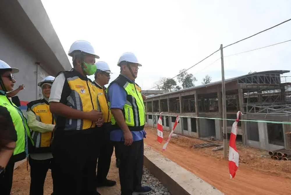 Alexander Nanta Linggi ketika meninjau tapak projek pembinaan jalan raya dari ICQS Bukit Kayu Hitam ke CIQ Sadao, Thailand pada Sabtu.