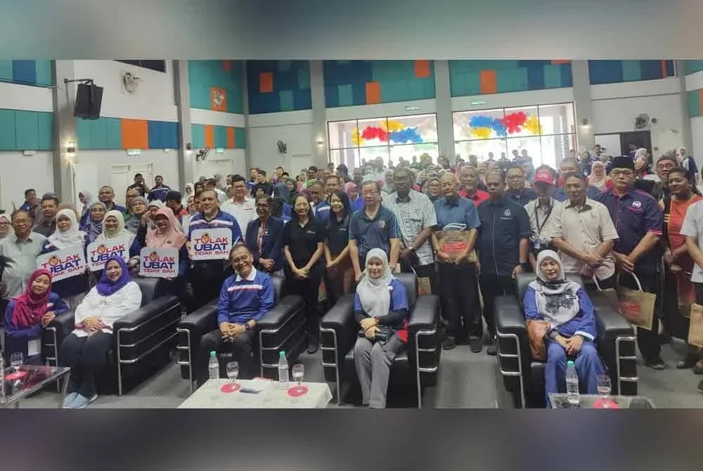 Dr Dzulkefly (tiga dari kanan) bergambar bersama-sama tetamu yang hadir semasa Majlis Perasmian Kembara TOBaTS Zon Tengah 2025, di Dewan Melawati di sini pada Sabtu.