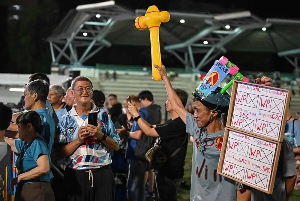 Penyokong Parti Pekerja (WP) berhimpun di Stadium Serangoon bagi menantikan keputusan Pilihan Raya Umum Singapura. Foto AFP