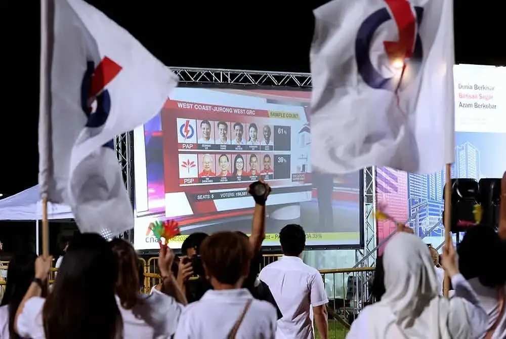 Penyokong PAP bersorak gembira ketika menunggu keputusan Pilihan Raya Umum 2025 Singapura secara langsung yang disiarkan melalui skrin layar di Stadium Yio Chu Kang pada Sabtu. Foto Bernama