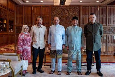 Anwar menerima kunjungan M Nasir di pejabatnya di Putrajaya, pada Jumaat. Foto Facebook Anwar Ibrahim