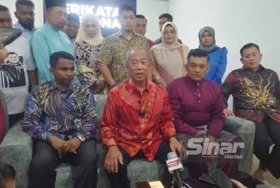 Muhyiddin (duduk, dua dari kiri) pada sidang akhbar selepas Majlis Perasmian Pejabat Penyelaras Bersatu DUN Jeram Padang pada Sabtu.