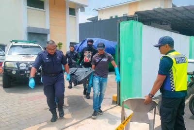 Mayat seorang lelaki ditemui berlumuran darah dengan kesan tikaman di kepala dalam kejadian di sebuah asrama di Kawasan Perindustrian Bukit Minyak di sini, pada Sabtu.