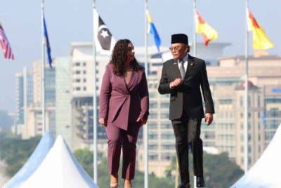 Anwar mengiringi Osmani pada Istiadat Sambutan Rasmi di Dataran Perdana, Bangunan Perdana Putra. Foto Bernama