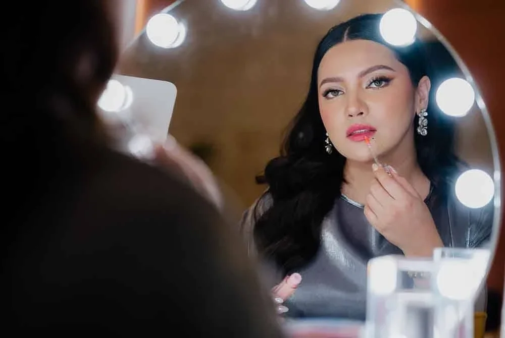 Nina tampil dengan serum bibir sendiri, Skandarl.