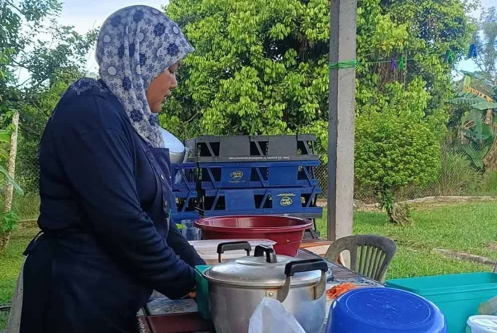 Rosnita menyiapkan nasi lemak untuk dijual kepada murid sekolah. Foto Sinar Harian