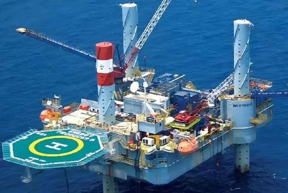 Pertikaian antara Petronas dan kerajaan negeri Sarawak merupakan isu yang telah berlangsung sekian lama, ditambah dengan beberapa peristiwa penting yang menyumbang kepada ketegangan ini.