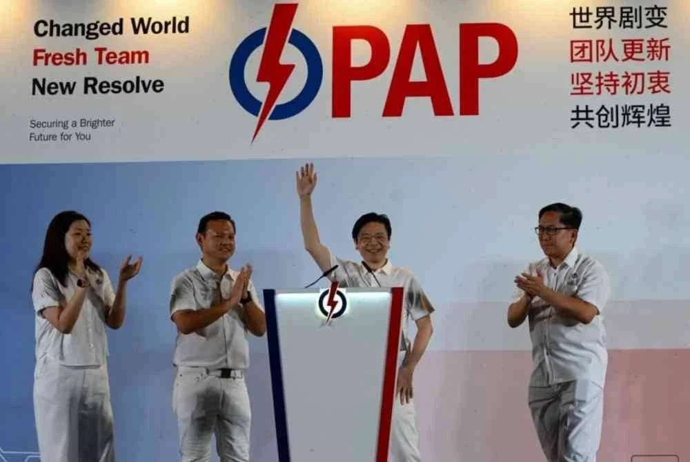 Perdana Menteri Singapura, Lawrence Wong dari Parti Tindakan Rakyat (PAP), melambai kepada penyokongnya semasa keputusan pilihan raya Singapura. Foto AFP