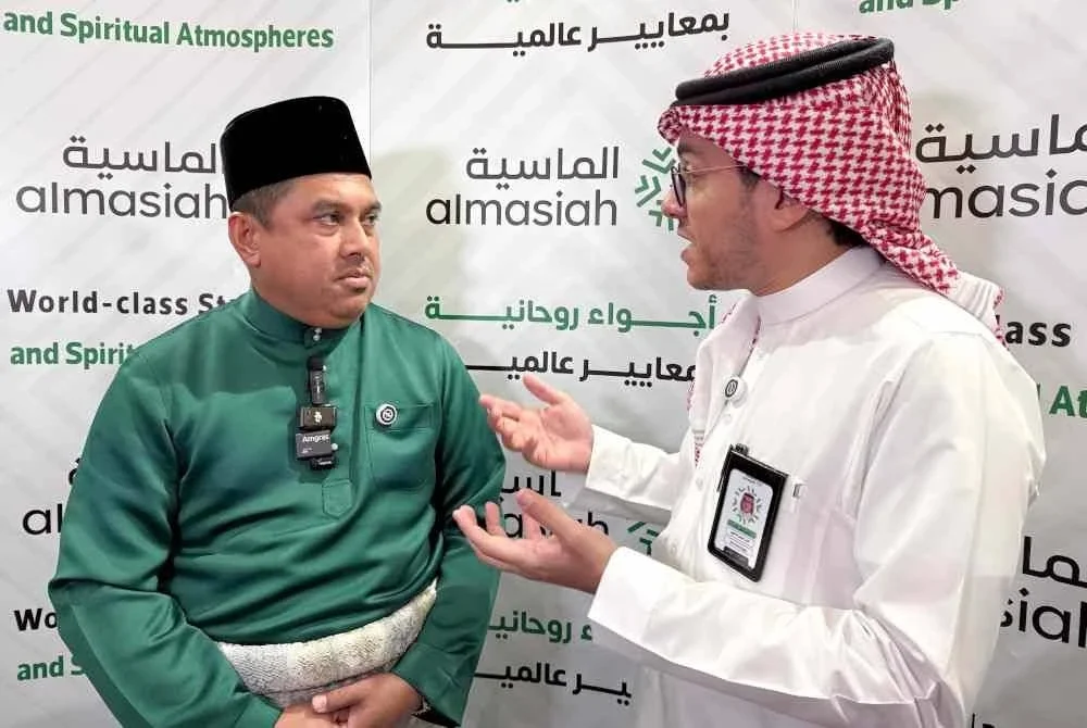 Ketua Rombongan Haji Malaysia, Mohd Hisham Harun (kiri) berbincang bersama Pengerusi Lembaga Pengarah al-Masyariq al Masiyah, Ali Hussein Al Bundugi selepas Majlis Ta’aruf Rombongan Rasmi Haji Malaysia bersama Mashariq Holdings di sini. Foto Bernama