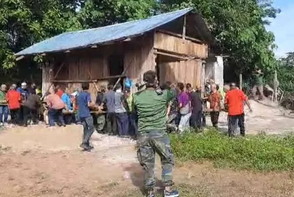 Kira-kira 150 penduduk Kampung Haji Ismail Siak, Simpang Tiga Keladi di sini bergotong-royong memindahkan sebuah rumah kerana memberi laluan pembinaan surau di tapak berkenaan.
