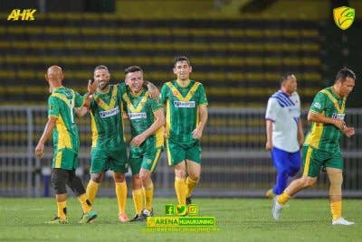 Quaresma (dua kiri) dan Tomas (empat kiri) menampilkan aksi permainan bertaraf dunia walaupun beraksi pada aksi persahabatan di Alor Setar pada malam Sabtu. - Foto: Arena Hijau Kuning