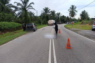 Seorang wanita maut dilanggar sebuah lori tangki selepas tercampak dari kereta dinaiki.