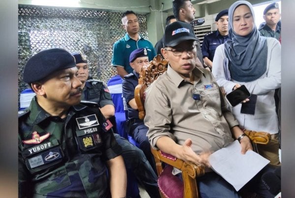 Saifuddin Nasution (kanan) semasa sidang akhbar selepas mengadakan Lawatan Kerja ke Kontinjen Kelantan sempena Mesyuarat Pasca Kabinet (MPK) KDN di Rantau Panjang pada Ahad. Foto SINAR HARIAN/HAZELEN LIANA KAMARUDIN