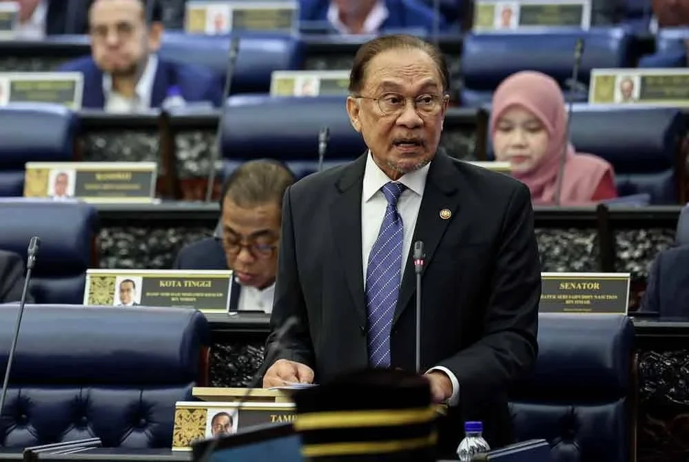 Perdana Menteri Datuk Seri Anwar Ibrahim memberi penerangan pada Mesyuarat Khas Dewan Rakyat, pada Isnin. Foto Bernama