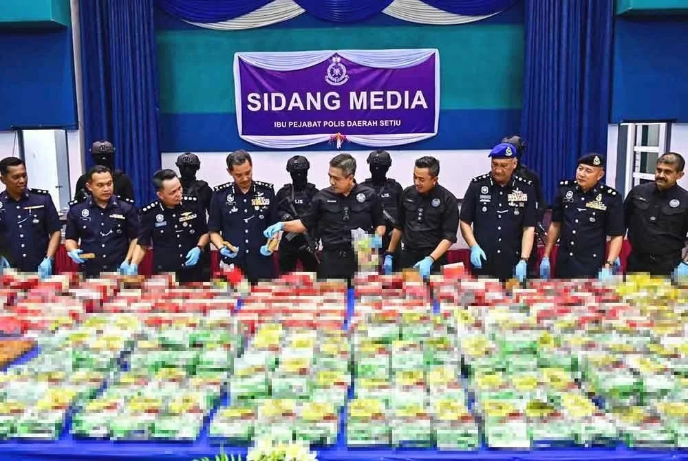 Mat Zani (lima dari kanan) bersama Ketua Polis Terengganu, Datuk Mohd Khairi Khairuddin (empat dari kiri) ketika sidang akhbar rampasan dadah di IPD Setiu pada Isnin.