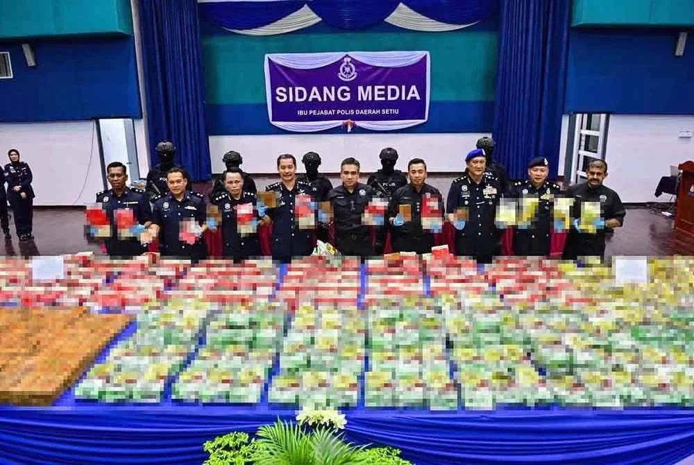 Mat Zani (tengah) pada sidang akhbar rampasan dadah bernilai RM25 juta di IPD Setiu pada Isnin.