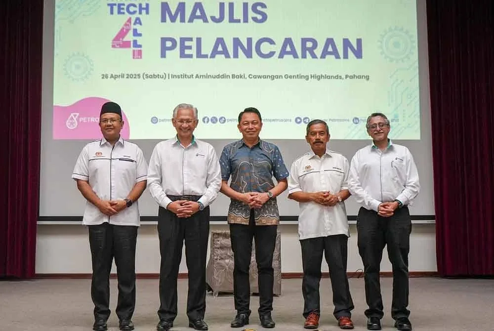 Ezarisma Azni (dua dari kiri) bersama Zainal (tiga dari kiri) bergambar dalam Majlis Pelancaran Petrosains Tech4All 2025 di Institut Aminuddin Baki, Genting Highlands, di sini pada Ahad.