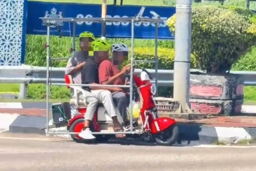 Tangkap layar rakaman video tular yang memaparkan tiga lelaki menunggang kenderaan mikromobiliti diubah suai.