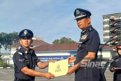 Yahaya (kanan) menyampaikan sijil penghargaan kepada pegawai dan anggota yang cemerlang dalam tugasan pada Perhimpunan Bulanan bagi Bulan Mei Tahun 2025 Ibu Pejabat Polis Kontinjen (IPK) Pahang di pekarangan IPK Pahang di sini, pada Isnin. Foto Sinar Harian