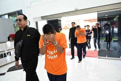 Dua anggota polis direman selama tujuh hari bagi membantu siasatan berkaitan kes rasuah.