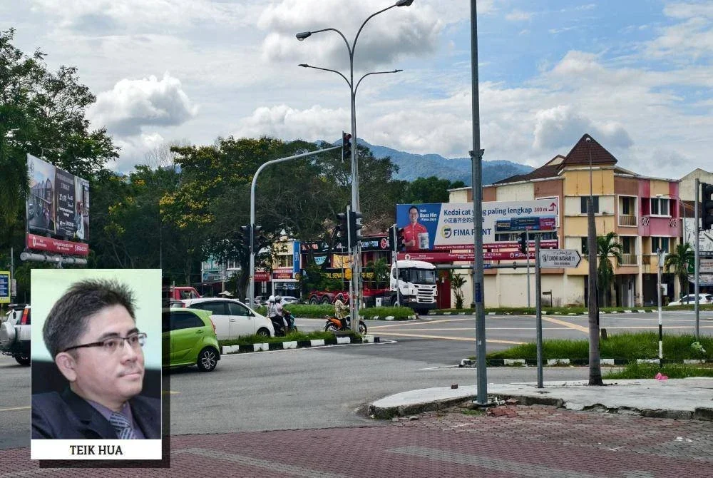 Persimpangan lampu isyarat di Jalan Persiaran Senawang 1 dekat Matahari Height didakwa kerap berlaku kemalangan. (Gambar kecil: Teik Hua)