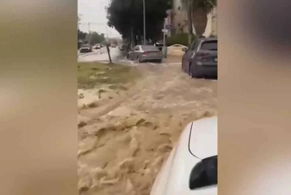 Beberapa kawasan di selatan Israel dilanda banjir pada Ahad susulan hujan lebat dan angin kencang yang mula mengganas pada sebelah petang.