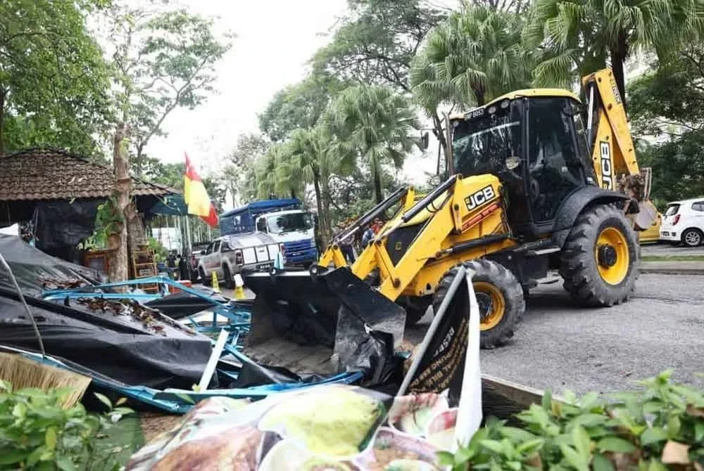 MBSA merobohkan dua kiosk di Taman Awam, Seksyen 10 selepas pemilik premis berkenaan didapati melanggar syarat penyewaan ditetapkan.