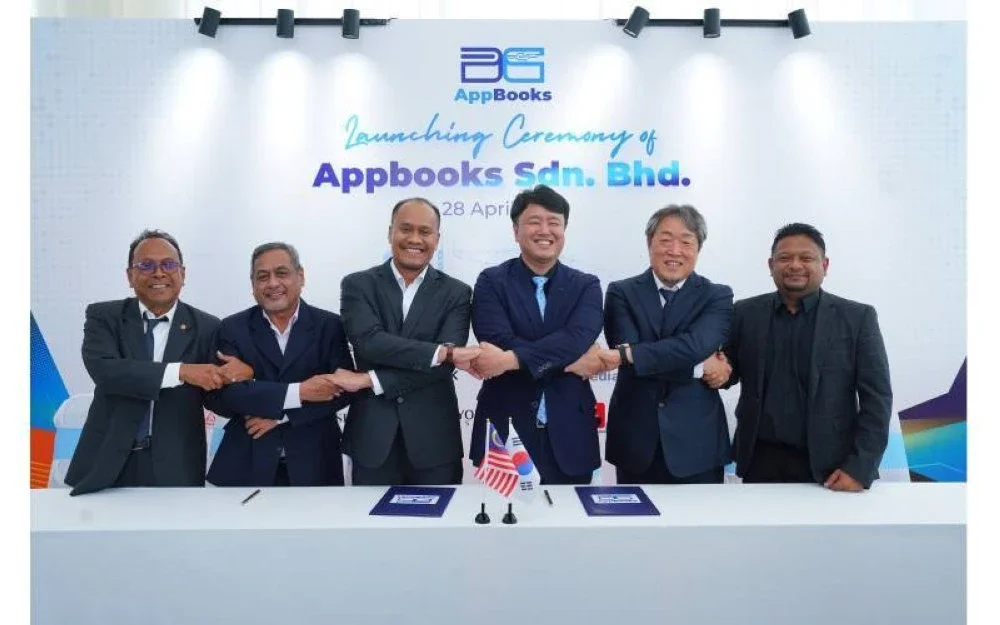 Wakil dari lima syarikat yang berkolaborasi bagi memperluaskan pasaran penerbitan digital AppBooks.