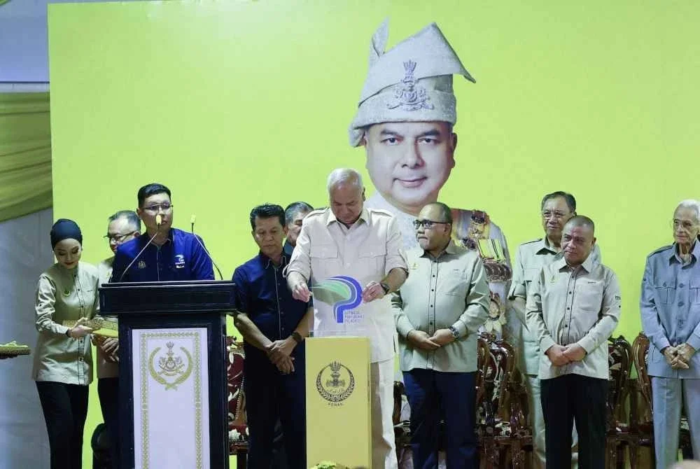 Sultan Nazrin melihat benih padi sah yang dipamerkan sempena perasmian Pusat Pengeluaran Benih Padi Sah Pertubuhan Peladang Negeri (PPN) Perak.