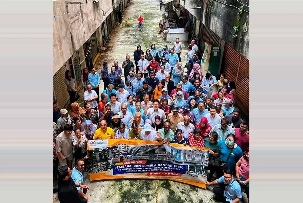 Lawatan KPKT di salah sebuah flat usang di Selangor baru-baru. Foto Facebook Young Syefura