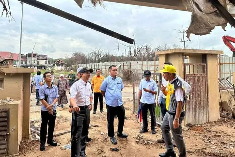 Abbas Salimmi (tiga, kiri) ketika membuat tinjauan di kawasan kediaman terjejas di Putra Heights pada Selasa