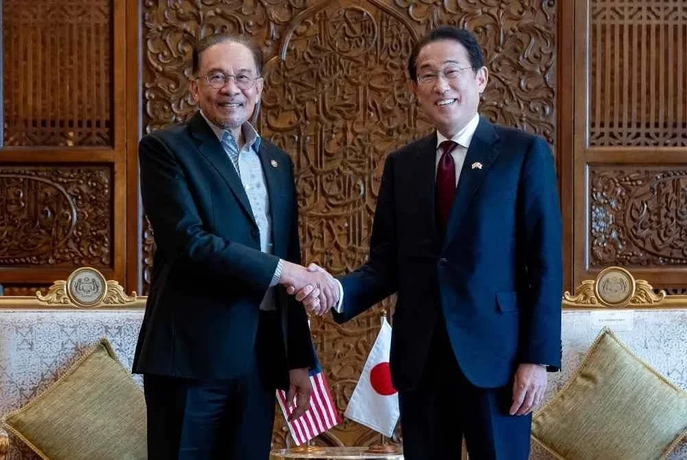 Anwar semasa pertemuan dengan bekas Perdana Menteri Jepun Fumio Kishida, ketika kunjungan utusan khas kepada Perdana Menteri Jepun itu, pada Selasa. Foto Facebook Anwar Ibrahim