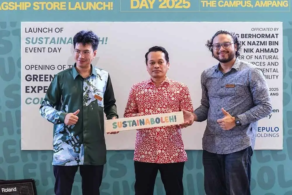 Nik Nazmi bersama Pengerusi Sepulo Holdings, Tunku Zain Al-'Abidin Tuanku Muhriz (kiri) dan Pengasas The Green Factory, Harith Ridzuan (kanan) merasmikan Sustainaboleh Program & Grand Launch Of The Green Factory Retail Shop di The Campus Ampang pada Selasa.