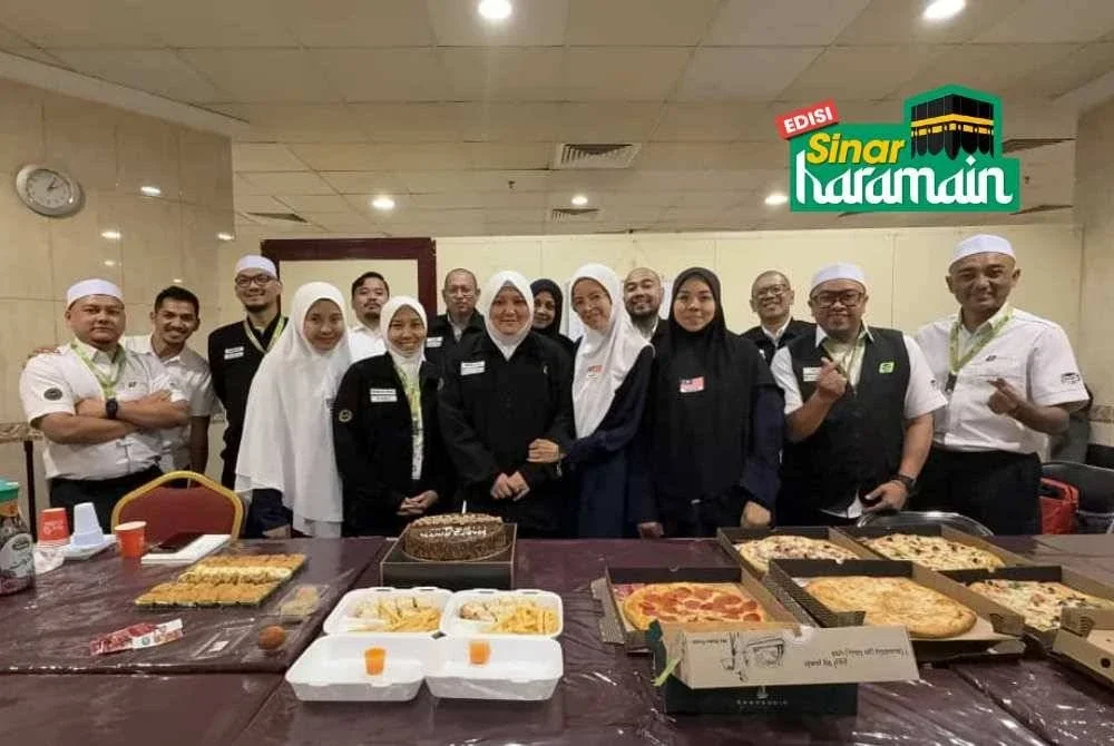 NUR FARHANA (depan, tiga dari kiri) diraikan rakan-rakan petugas media TH pada hari ulang tahun kelahirannya pada Isnin. -Foto: IHSAN NUR FARHANA ABDUL MANAN