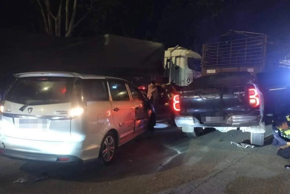 Kenderaan yang dirempuh kenderaan suspek di KM216.8 Lebuhraya Plus arah utara berhampiran Plaza Tol Alor Gajah pada awal pagi Selasa.