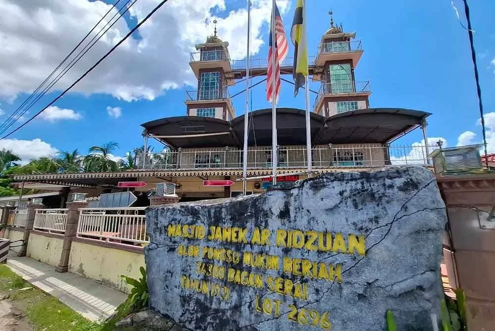 Masjid Jamek Ar Ridzuan yang dibina sekitar tahun 1931 tersebut telah melalui beberapa proses baik pulih dan kini berdepan keperluan mendesak untuk mendapatkan semula hak milik tanah.