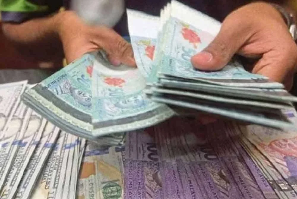 Pada jam 6 petang, mata wang tempatan itu susut kepada 4.2285/2360 berbanding dolar AS daripada paras 4.1990/2035 pada akhir urus niaga semalam. Gambar hiasan