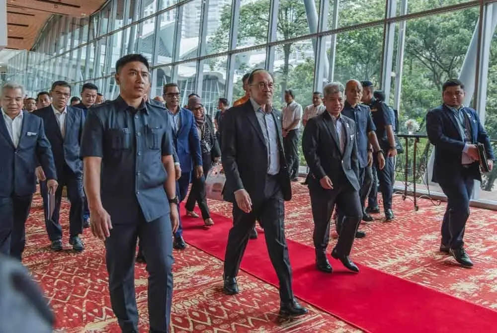Anwar pada Selasa meninjau persiapan bagi Sidang Kemuncak ASEAN yang akan berlangsung di Pusat Konvensyen Kuala Lumpur. Foto Bernama