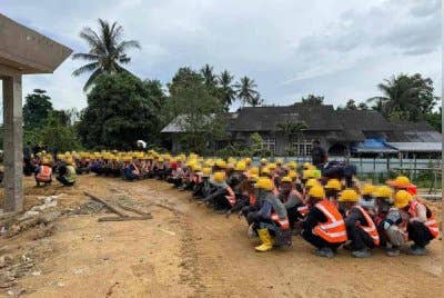 Warga asing diperiksa dan ditahan oleh imigresen.