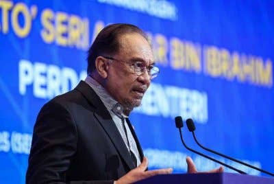 Anwar berucap pada majlis Peluncuran Peluang Pekerjaan dan Penyerahan Surat Tawaran PLKI-ECRL bagi Fasa Pengoperasian dan Penyelanggaraan ECRL di sini, pada Selasa. Foto Bernama