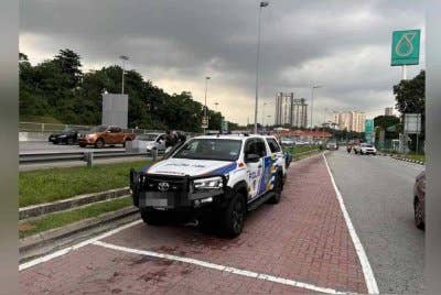 Seorang wanita dipercayai tercampak daripada sebuah van, namun pemandu kenderaan tersebut tidak berhenti dan terus melarikan diri.