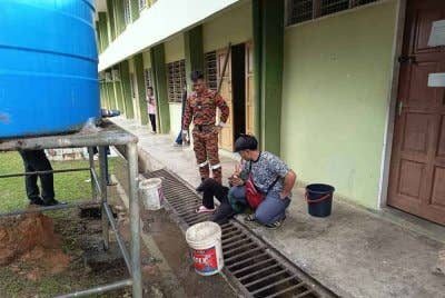 Pasukan bomba bergegas ke lokasi kejadian sebaik menerima panggilan.