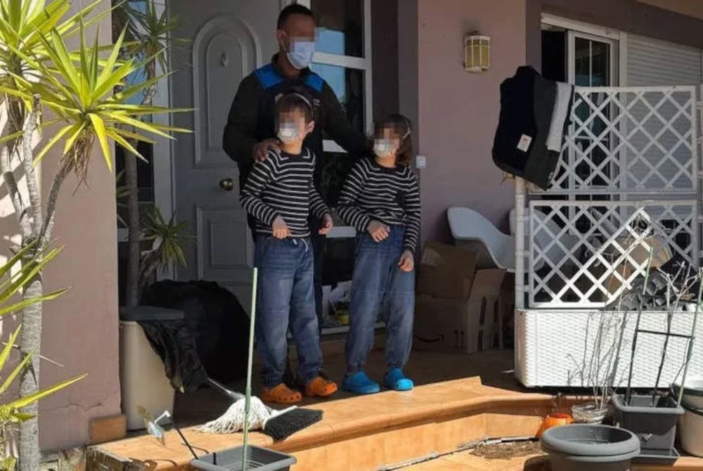 Mereka langsung tidak dibenarkan keluar rumah sepanjang tempoh itu, malah dipaksa memakai tiga lapis pelitup muka pada setiap masa. Agensi