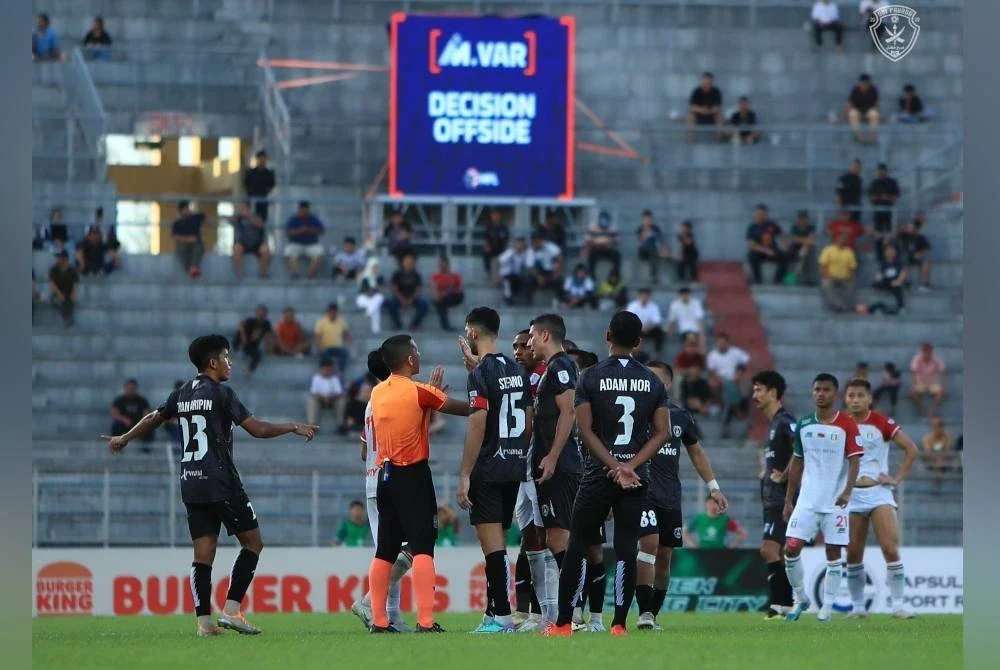 VAR menjadi tumpuan dalam saingan Liga Super musim ini apabila dikatakan menjadi punca Sri Pahang mencatat keputusan seri 2-2 ke atas Kuching City di Stadium Negeri, Sarawak pada Mei tahun lalu. Foto SRI PAHANG FC