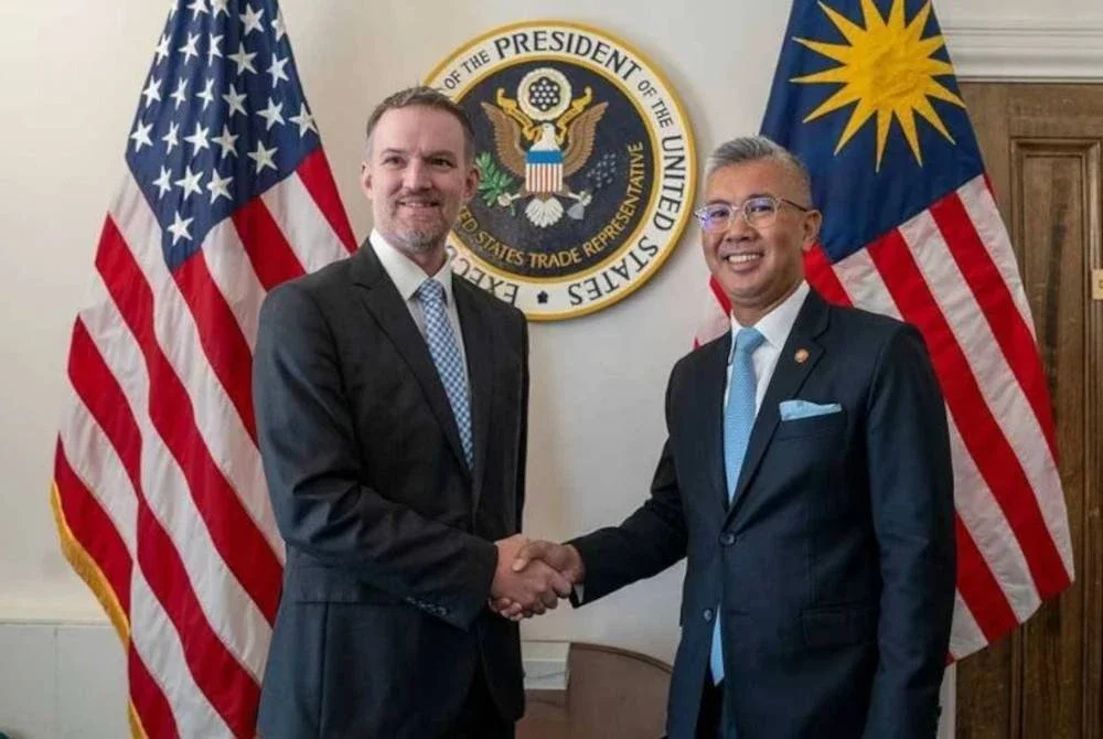 Tengku Zafrul ketika bertemu Wakil Perdagangan AS, Jamieson Greer bagi membincangkan isu tarif timbal balas yang dikenakan oleh AS baru-baru ini. Foto FB Tengku Zafrul